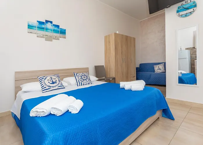 Da Pina E Lu Giardini Naxos